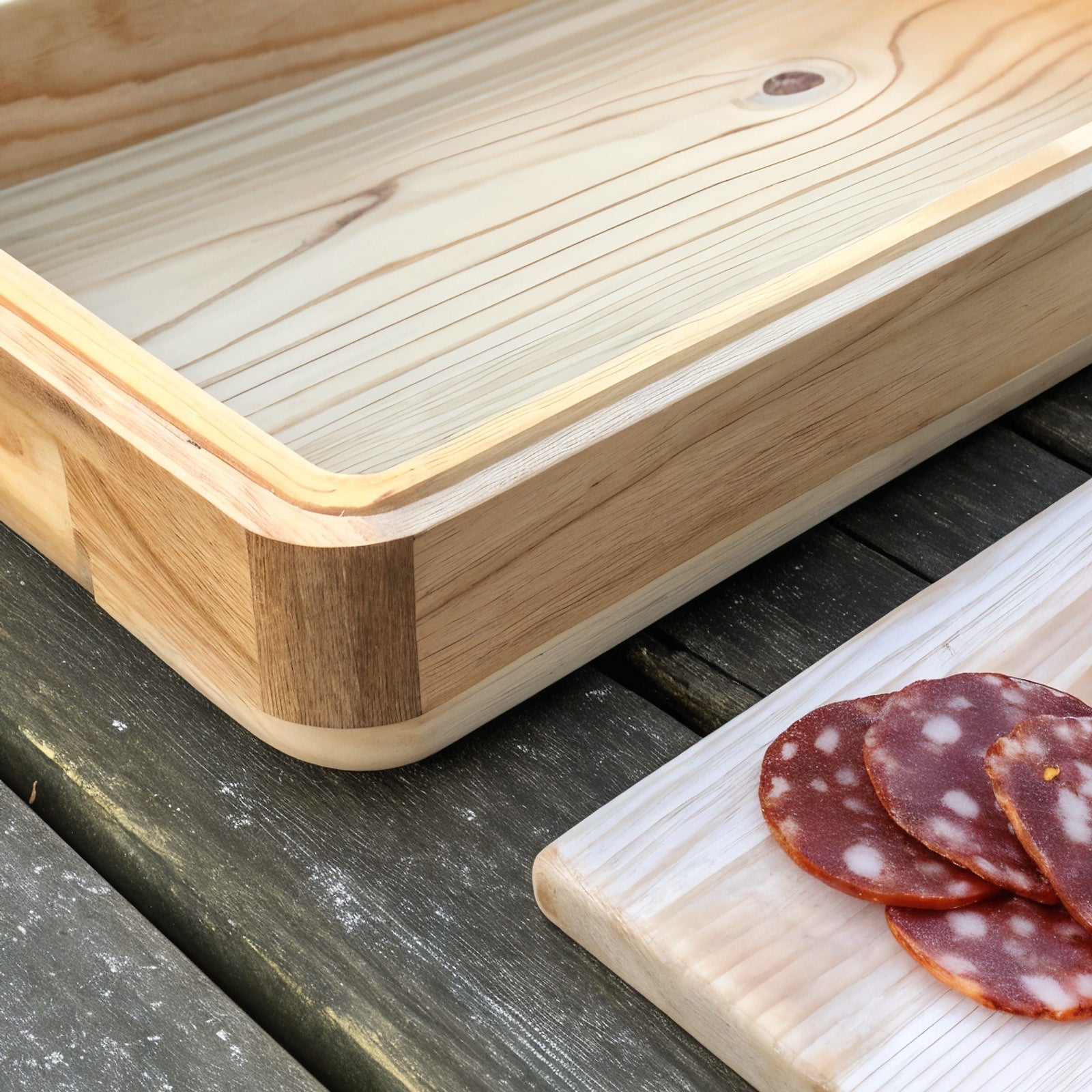 Plateau de charcuterie Barviro — détail du bord avant et du couvercle