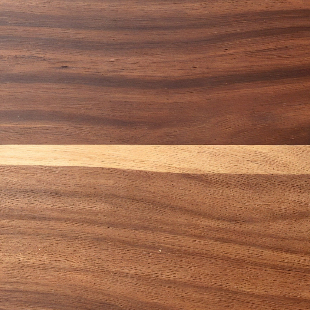 Planche de charcuterie en noyer Barviro — gros plan du grain du bois