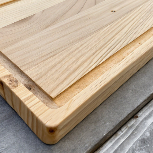 Planche de charcuterie en pin Barviro — détail du bord