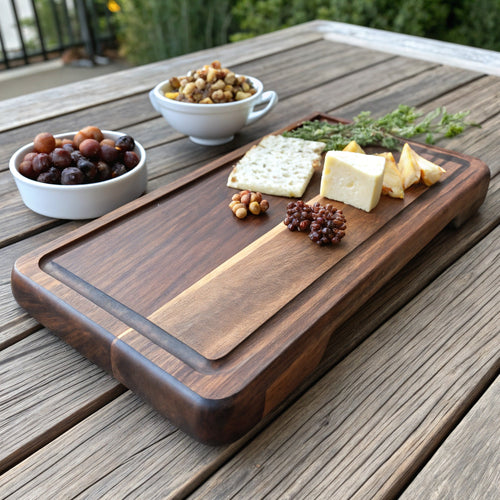 Planche de charcuterie en noyer Barviro — vue de trois-quarts