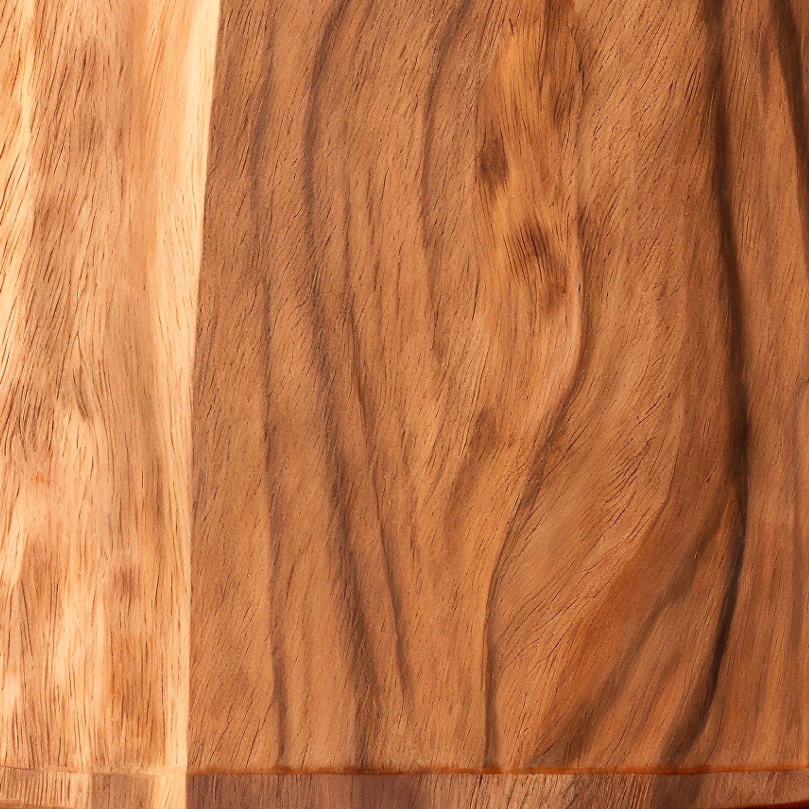 Planche de charcuterie Barviro — gros plan sur le grain du bois
